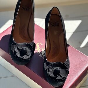 SOFFT Fiorella Black Suede Floral Applique Round Toe Slip On Pump Heels Size 9